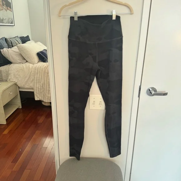 ALO black & charcoal grey camo high rise leggings - Picture 3 of 5